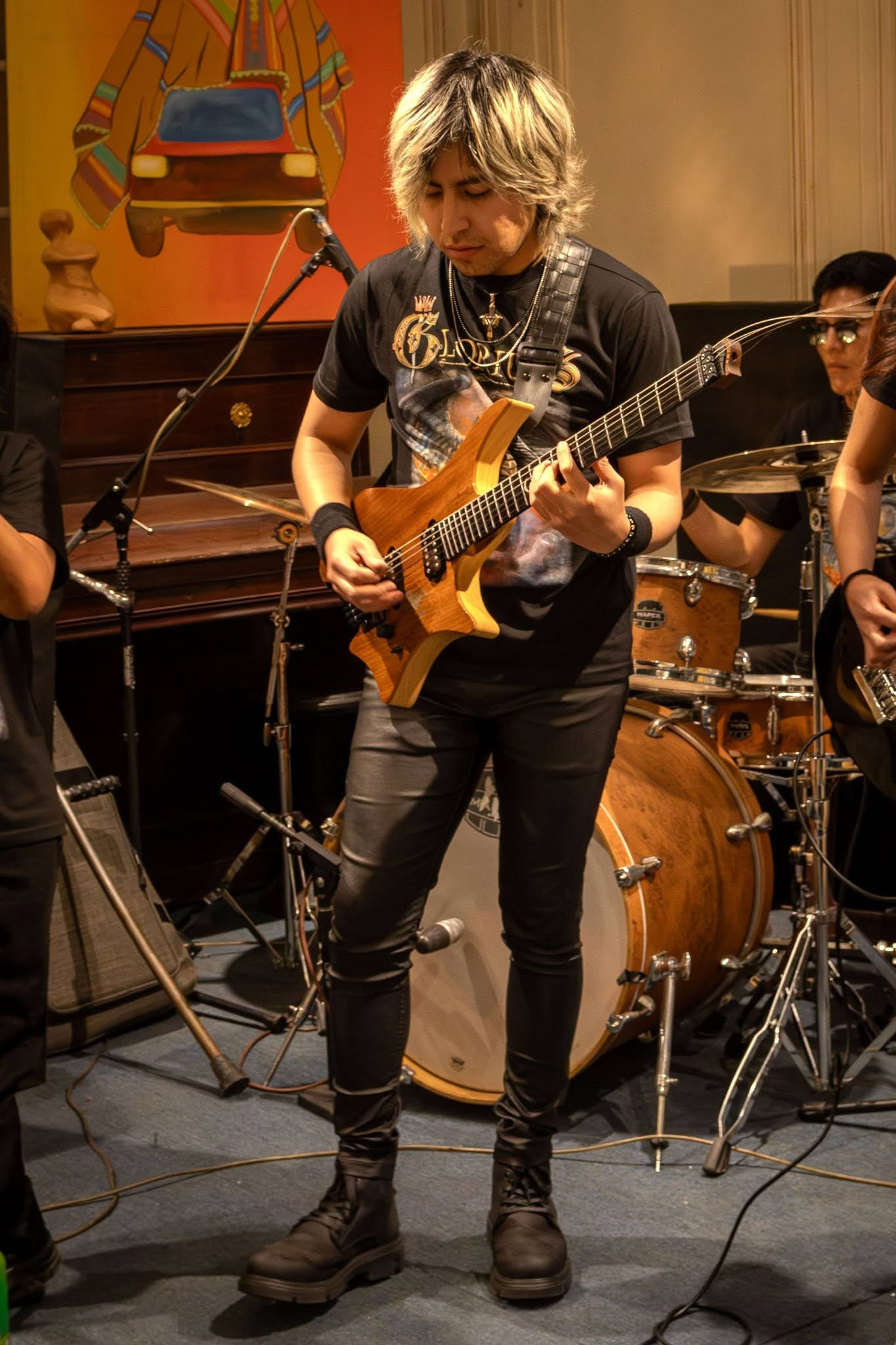 Guitarrista de GLORIUS interpretando una canción en vivo