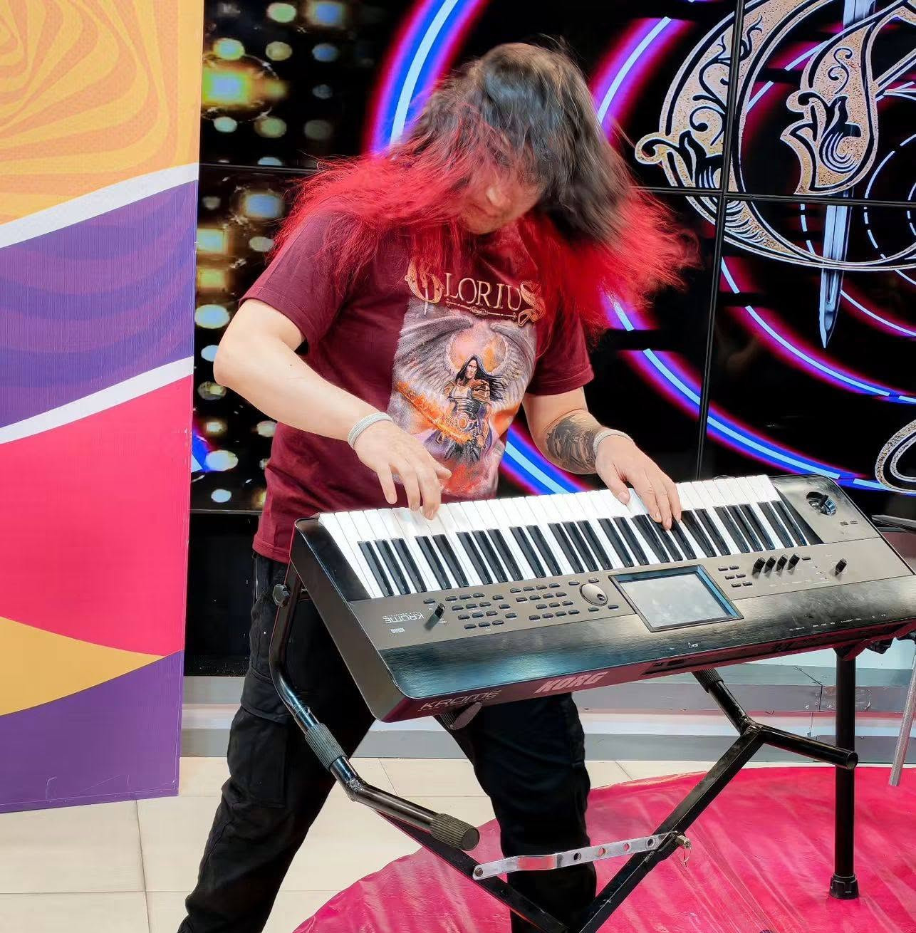 Tecladista de GLORIUS en escenario